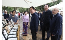 云南省委书记王宁赴西双版纳，与外省游客交流感受