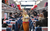 中老铁路列车&ldquo;跨国春晚&rdquo;西双版纳段精彩绽放 傣族歌舞点亮&ldquo;移动舞台&rdquo;